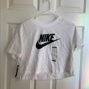 Women’s white & black loose fit cropped Nike shirt